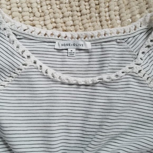 🌻3 for 12🌻 White striped T - Picture 4 of 5